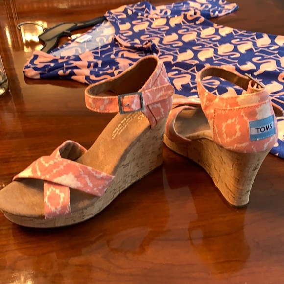 Toms Women Size 6.5 Wedges Sandals Pink Boho cork - Picture 1 of 7